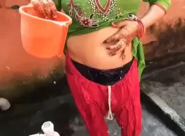 Nangi Aurat Nahate Hue Dikhao